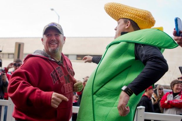 Larry the Cable Guy tailgates at the Grand Manse